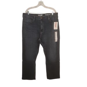 NWT Wrangler Men's Medium Wash Blue Relaxed Jeans          Size 38x32